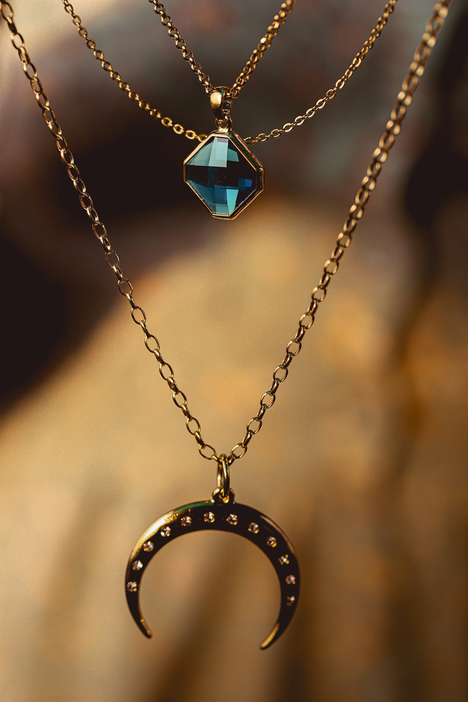 Gouden kettingen met hanger, close-up