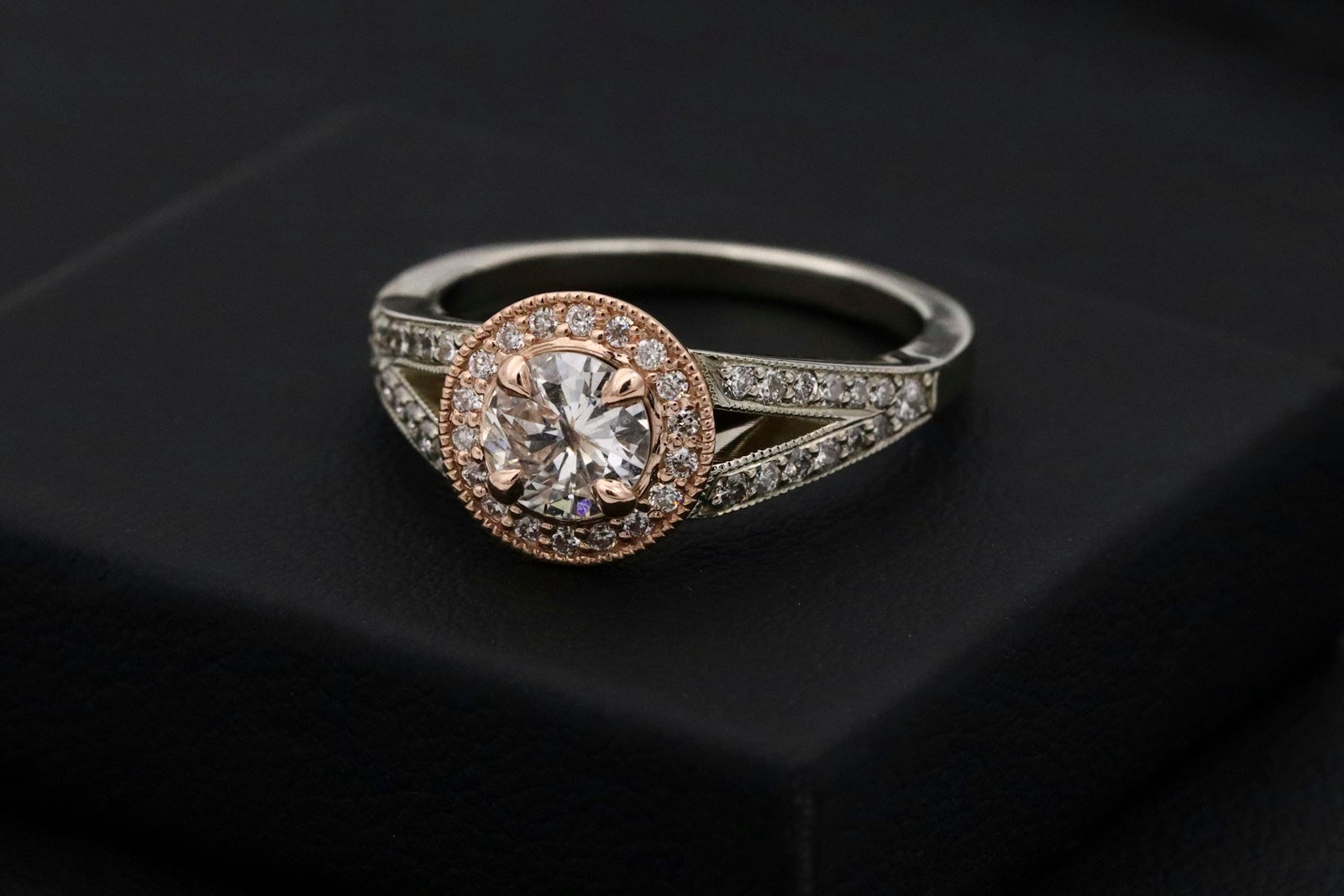 Gouden ring met briljant, close-up